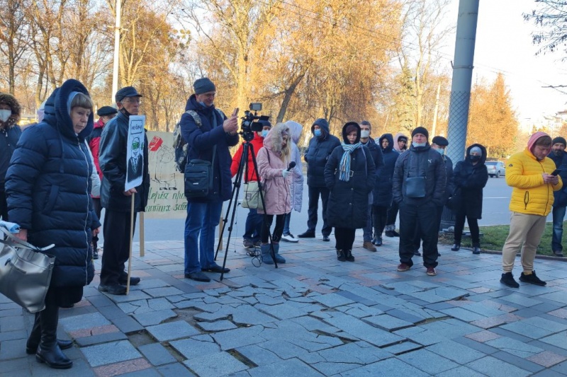 Біля міської ради мітингують проти забудови на вулиці Героїв АТО, 81