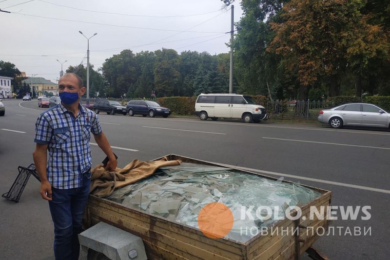 До міської ради привезли причеп зі склом, щоб продемонструвати проблеми Макухівки