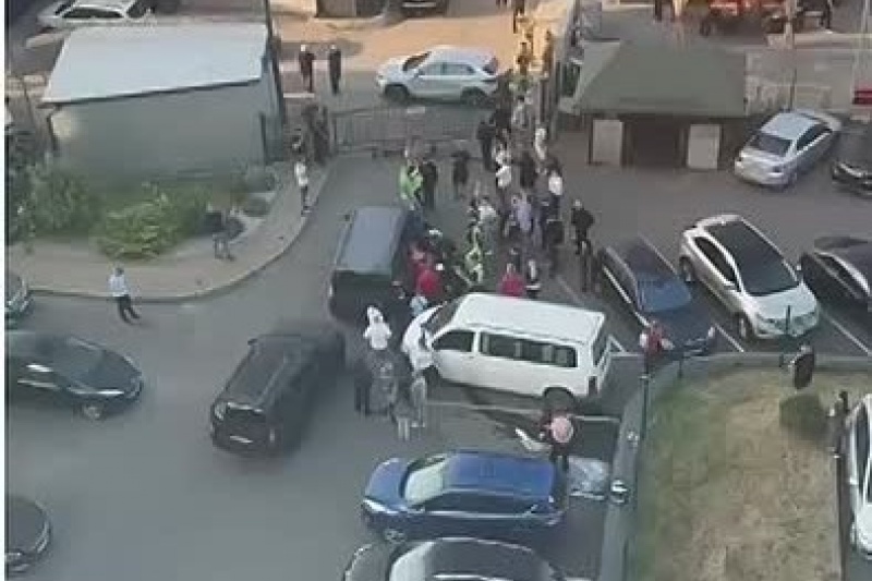 В Луцке местные жители встали на защиту бусифицированного – порезали в ТЦКашном бусе шины и побили окна