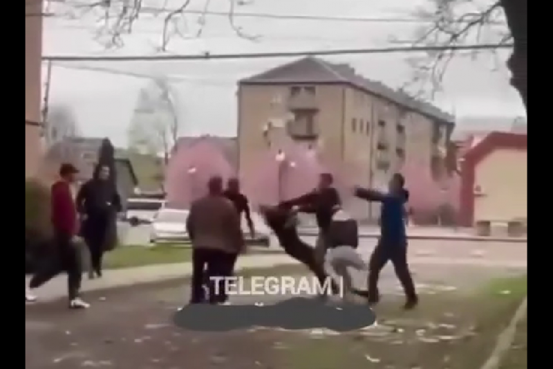 В Закарпатье восемь мужчин напали с битой на солдата Теробороны