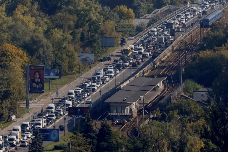 Жители начали бежать из Киева. В городе колоссальные пробки