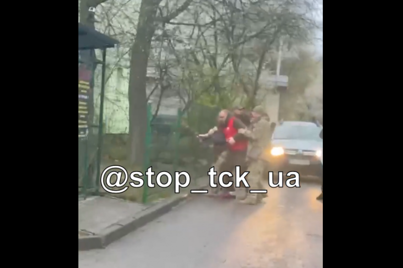 Во Львове женщины спасли парня от бусификации