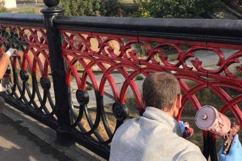 Активісти, не питаючи думки сумчан, розмалювали центральний міст у червоно-чорні кольори