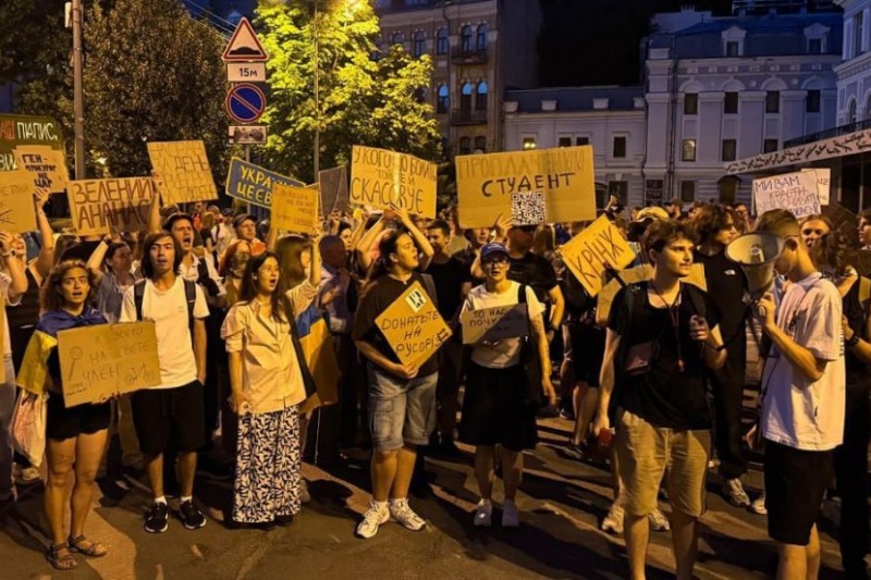 В Киеве на картонном митинге раздался возглас «Нет войне!», и тут же нашлась сторонница войны с угрозами