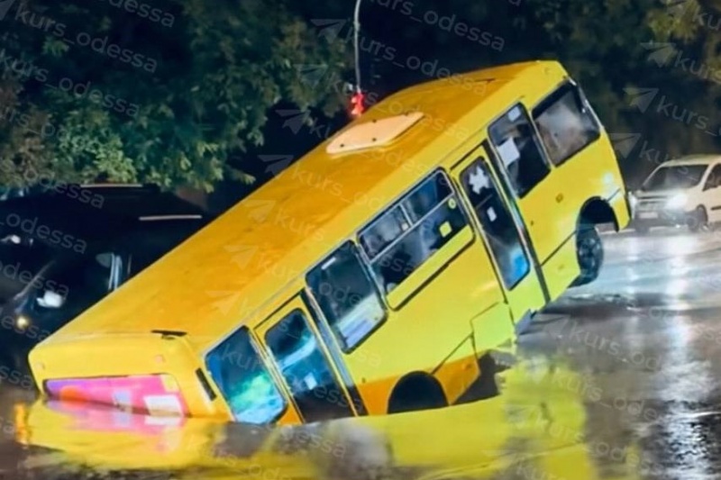 В Одессе под землю провалилась маршрутка и легковушка, а потоки горячей воды смыли людей