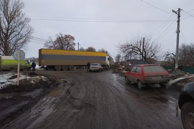 Доведені до відчаю водії перекрили дорогу на об'їзді траси Кременчук-Полтава