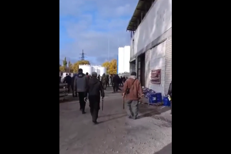 В Днепре работяги выгнали ТЦКашников с одного из предприятий «Метинвеста»