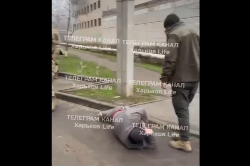 В Харькове ТЦКашники тянули мужчину по асфальту в свой бус, а когда происходящее начали снимать, бросили его на дороге