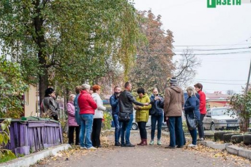 У центрі Кременчука люди протестують проти автостоянки у власному дворі