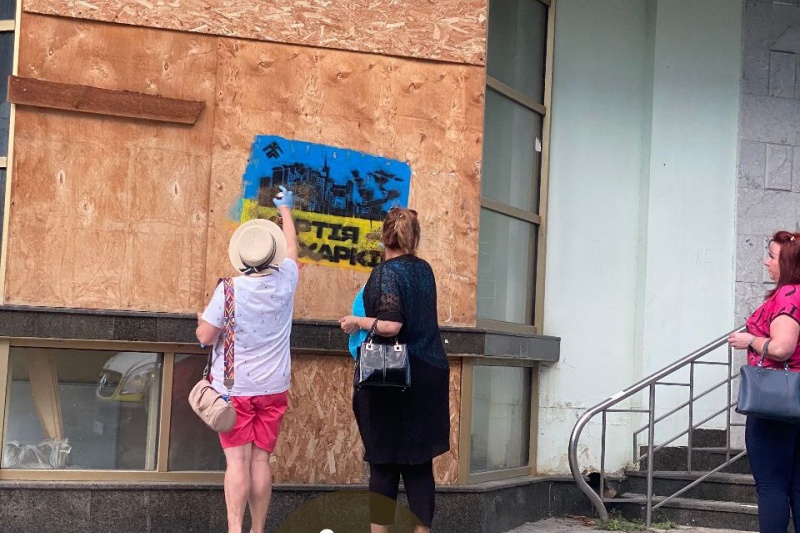 В Харькове смелые женщины, не таясь, закрашивали нацистское граффити