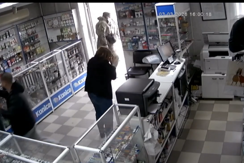 В Кривом Роге продавщица и покупатель встали на защиту парня от людоловов и получили струю перцовки в лицо