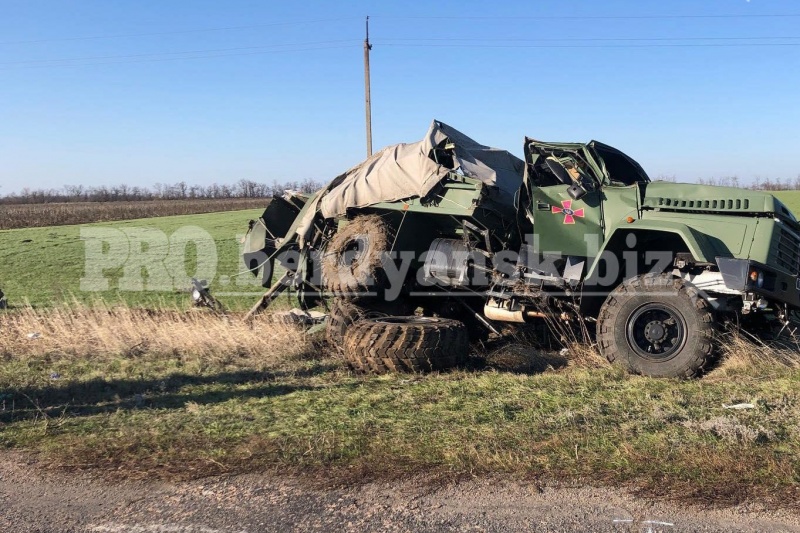 Под Бердянском перевернулся КрАЗ с военными