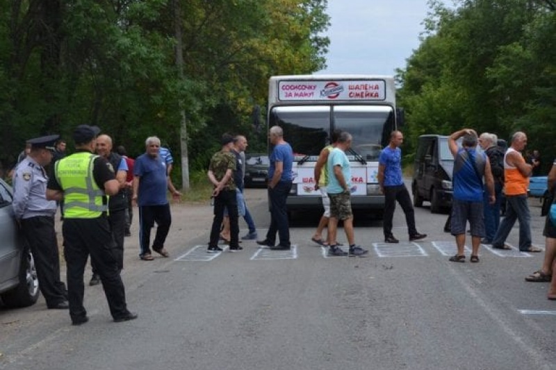 На Днепропетровщине люди перекроют важную трассу: что случилось