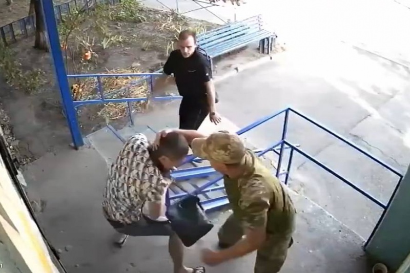 В Запорожье военкоматчики нанимают на работу эскортниц для завлечения мужчин призывного возраста