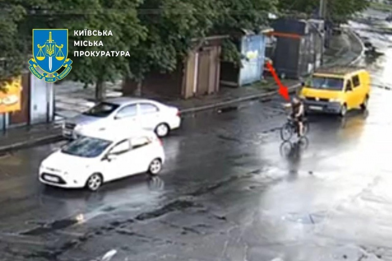 В Киеве неадекватный велосипедист выстрелил в авто из пистолета, но попал в другое