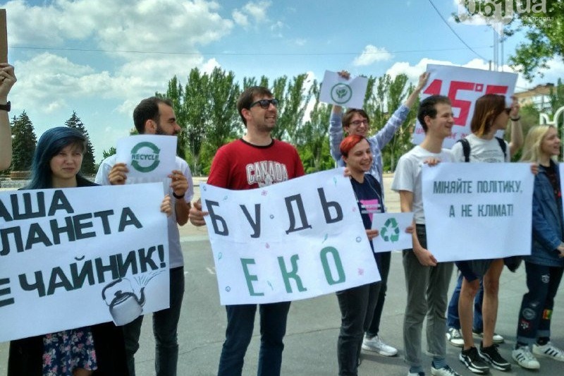 "Меняйте политику, а не климат": запорожцы снова вышли на экоакцию