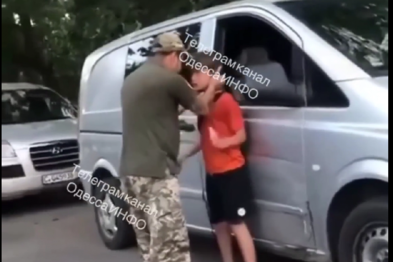 В Одессе ТЦКашник напал на мальчика, душил его, а потом избил