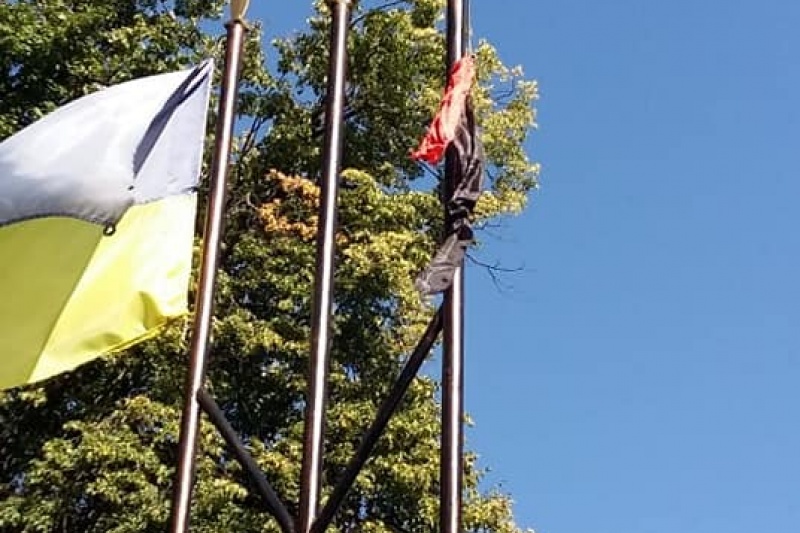 Фотофакт: перед міськрадою понівечили червоно-чорний прапор