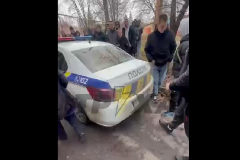 В Полтаве школьники заблокировали машину полицаев и помогли сбежать одному из бусифицированных