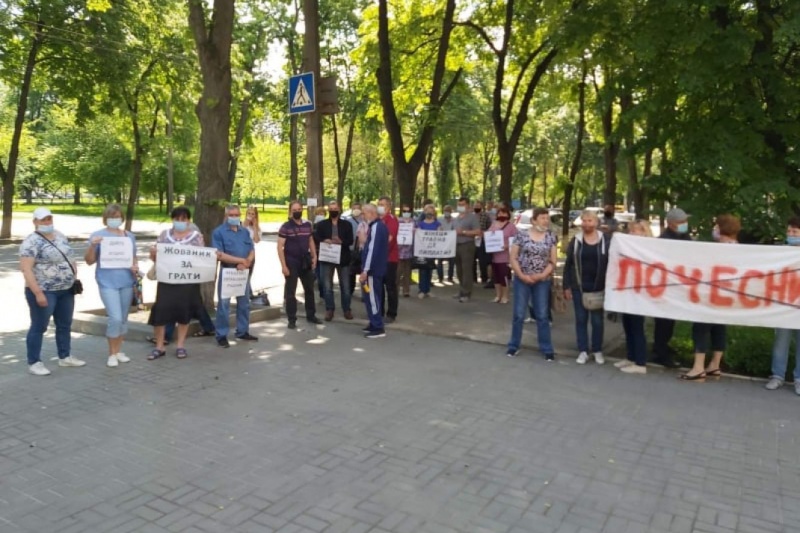 У Сумах під готелем "Ювілейний" мітингують заводчани