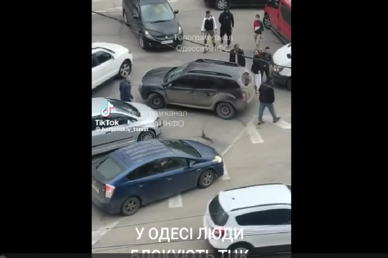 В Одессе водители, не сговариваясь, блокируют на дорогах бусы людоловов