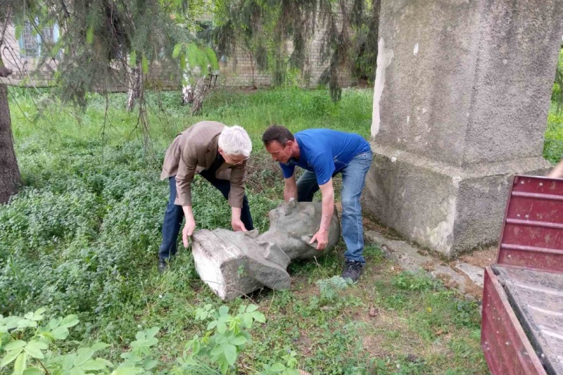 На Полтавщине в Решетиловке нацисты снесли памятник Горькому