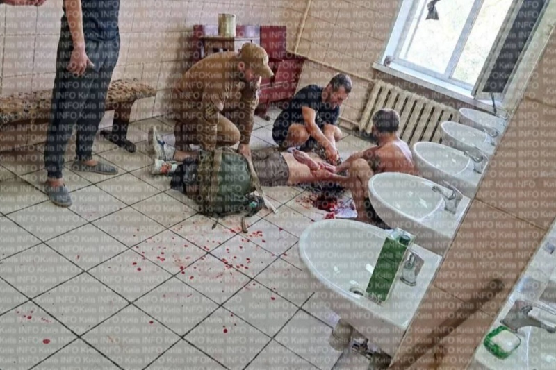 В Киеве мобилизованный в Дарницком ТЦК вскрыл себе вены на руках и шее
