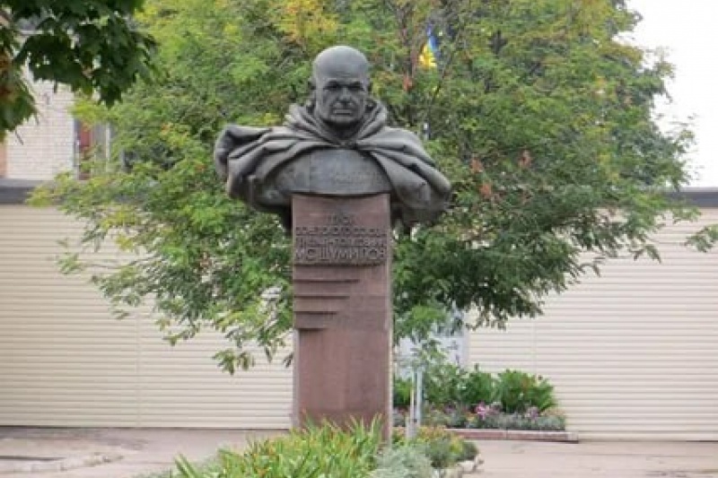В Мерефе на Харьковщине декоммунизаторы требуют снести памятник советскому генералу Шумилову