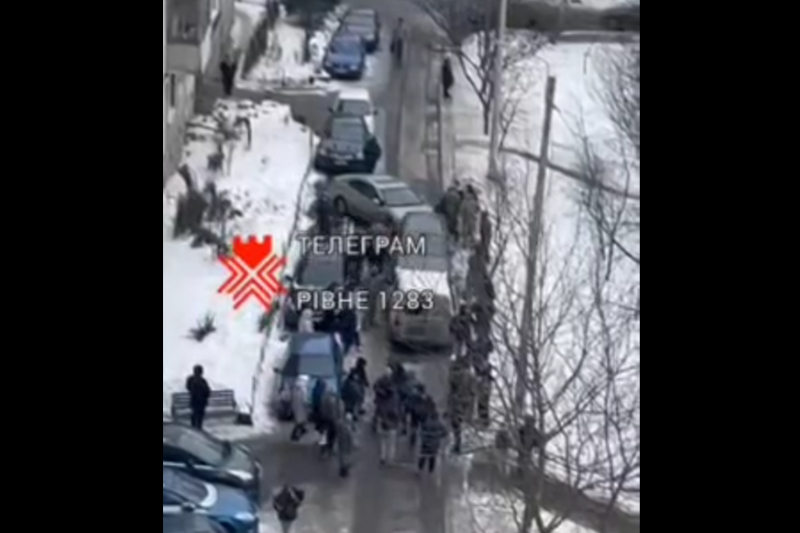 В Ровно граждане заблокировали машину ТЦКашников и помогли сбежать мобилизованным