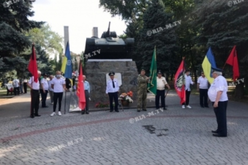 В Мелитополе коммунисты вышли на улицу с красными флагами и в каммуфляжных масках