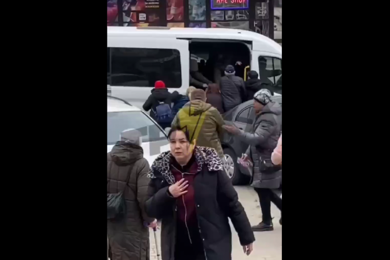 В Запорожье женщины распылили баллончики прямо в бус ТЦКашников