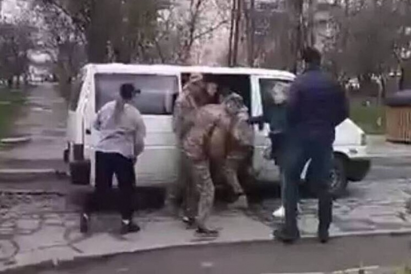 В Николаеве бусифицировали мужчину, но, в конце концов, его спасли прохожие