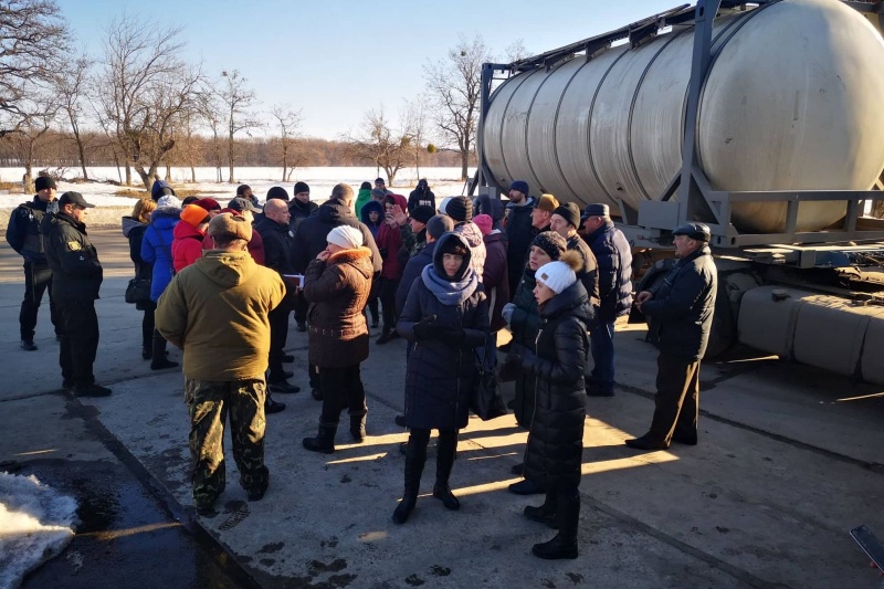 Протест в Гадяче: люди ложатся под колеса автомобилей и ночуют на улице