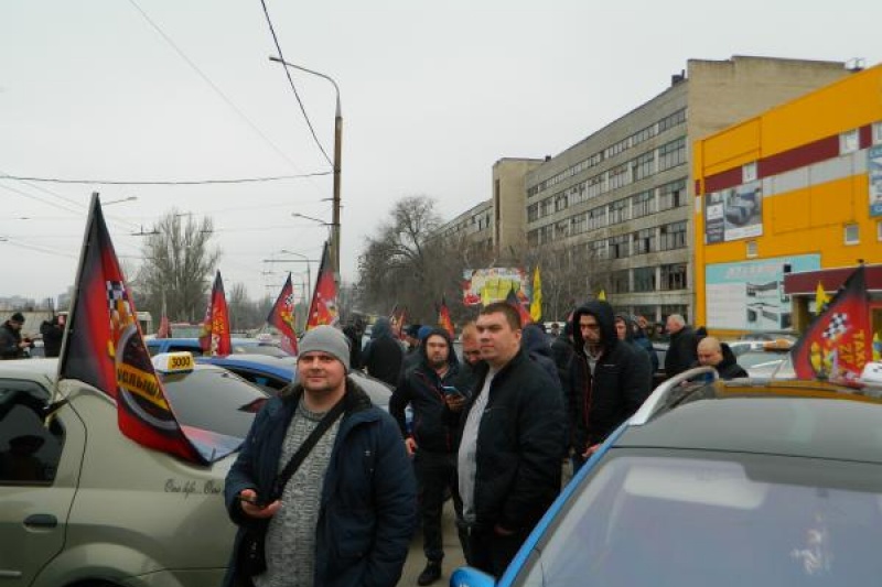 Зарабатываем вдвое меньше: в Запорожье таксисты устроили массовую акцию протеста