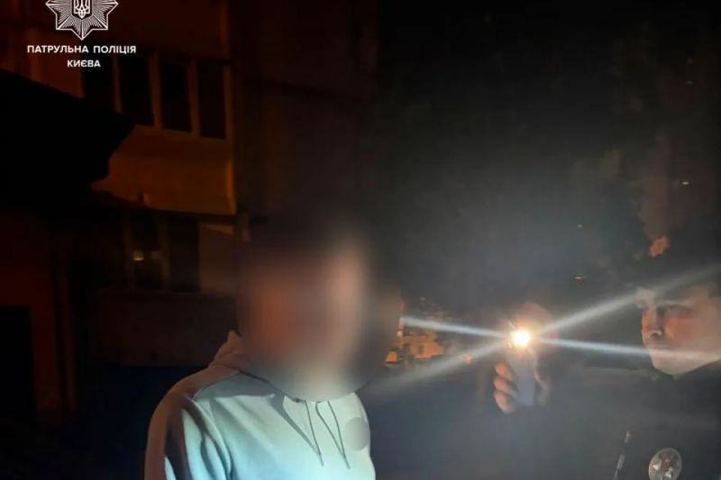 В Киеве на Дарнице мужчина открыл стрельбу по окнам одной из квартир