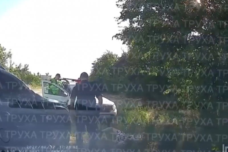 В Кропивницком ТЦКашники выволокли ткаксиста из машины, а его пассажирку повалили на землю и отняли у неё телефон