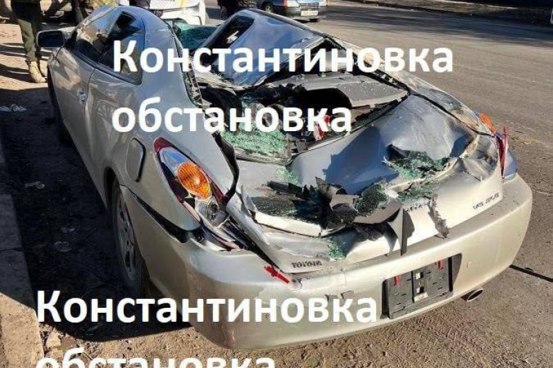 В Константиновке БТР ВСУ переехал гражданский автомобиль и просто поехал дальше