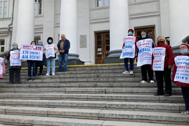 Жителі Дублянщини мітингують під міською радою за повернення пільгового автобусу