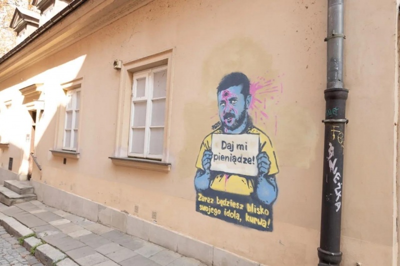Неизвестные поляки нарисовали в центре Варшавы граффити с Зеленским, просящим деньги, на рисунке у него пробита  пулей голова