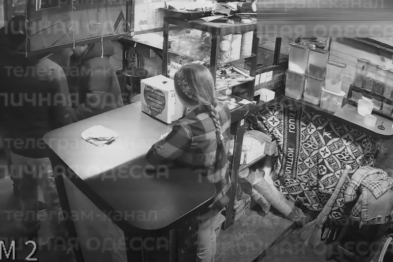 В Одессе ТЦКашники схватили в магазине мужчину, а потом вернулись и обчистили кассу