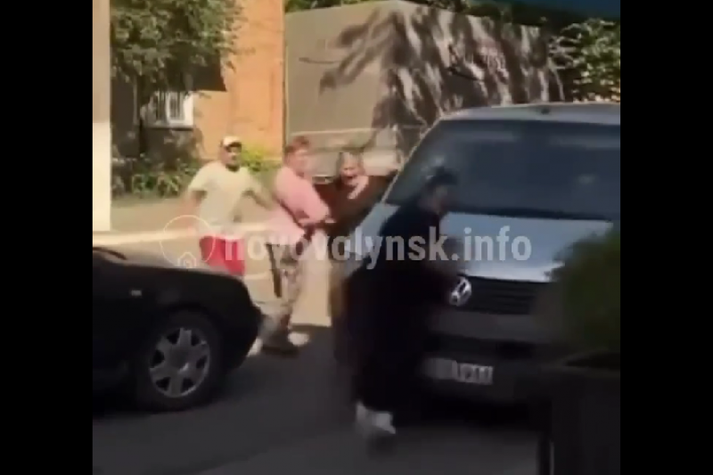 В Нововолынске ТЦКашники похитили мужчину и чуть не раздавили своим бусом женщину