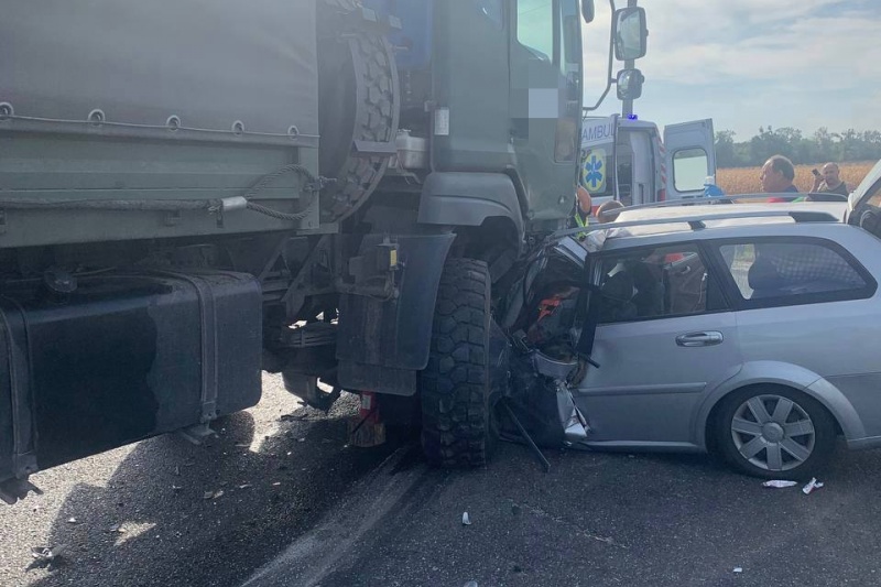 На Киевщине военная фура раздавила легковушку – водитель погиб