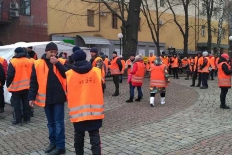 Митингующие в Днепре никопольчане начинают раздражать местных жителей