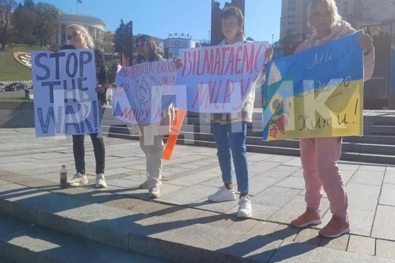 В Киеве прошёл первый за 12 лет войны антивоенный митинг, и был он слаб и малочислен