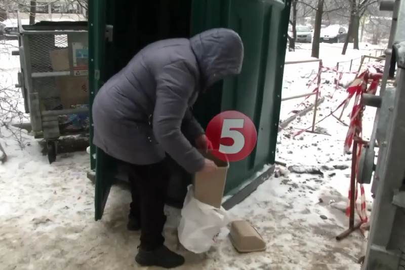 В Киеве на Теремках жители многоэтажек выносят свои нечистоты на улицу в биотуалет