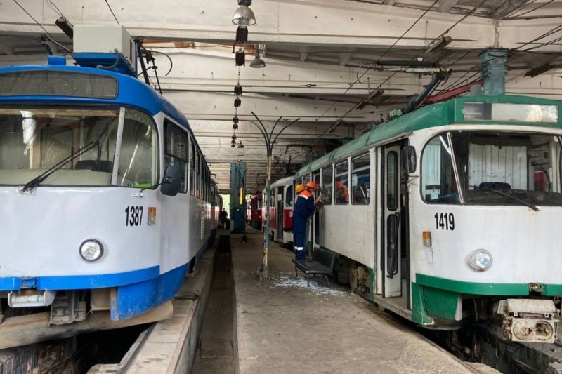 Вандалізм у Дніпрі: хулігани трощать електротранспорт