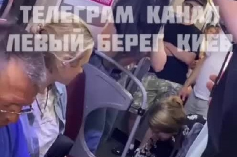 В Киевском метро избили девушку за то, что она выкрикнула «Слава России! Смерть хохлам!»