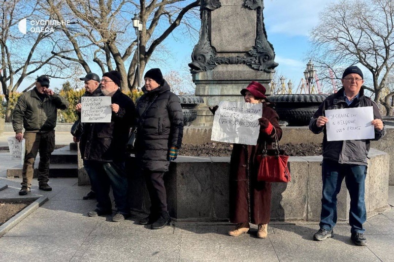 В Одессе люди вышли с требованиями восстановить памятник Высоцкому