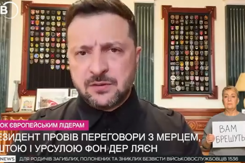 Скандал на украинском ТВ: сурдопереводчица показала в экран табличку с надписью: «Вам врут»