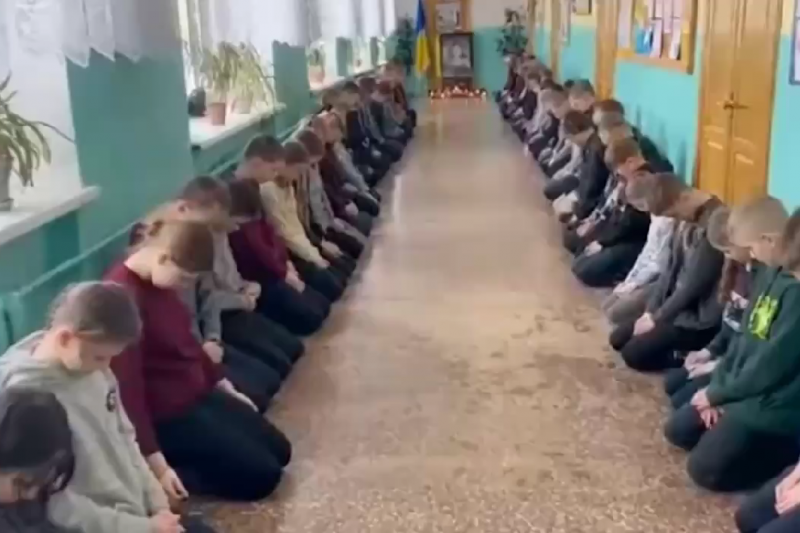 На переменах в украинских школах дети стоят на коленях в минуте молчания